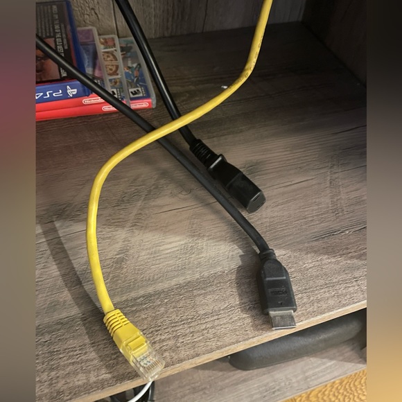 PlayStation 4 with 2 remote controllers and 3 games. - Picture 8 of 8